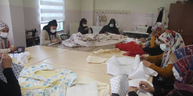 Kadınlar hem çeyizini hazırlıyor hem de aile ekonomilerine katkı sağlıyor