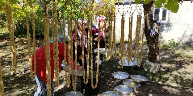 Kadınlar imeceyle ballı köme yapımına başladı