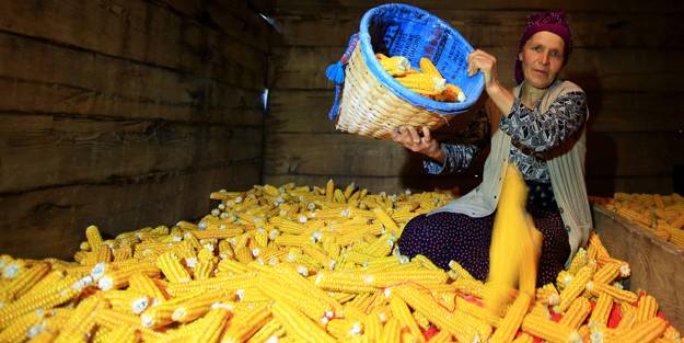 Kadınlar kış hazırlıklarını sürdürüyor