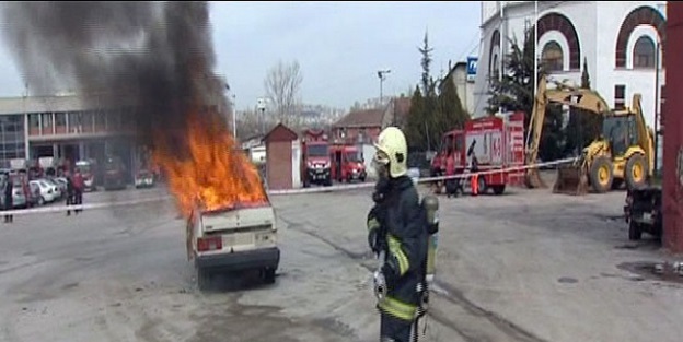 Kadınlar korkusuzca alevlere daldı