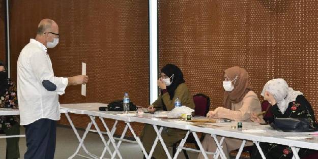 Kadınlar kurslara katılarak bilgi ve becerilerini geliştiriyor