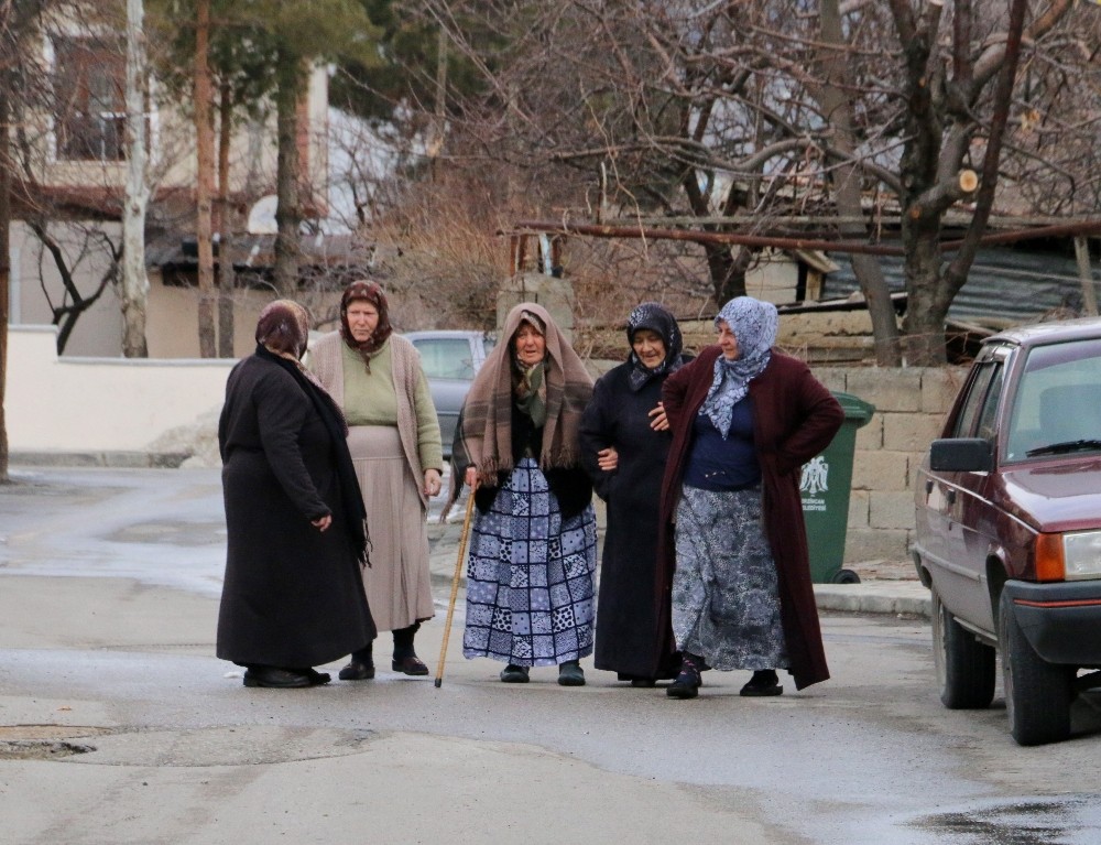 Kadınlar mahalleye bakkal yada market açılmasını istedi 
