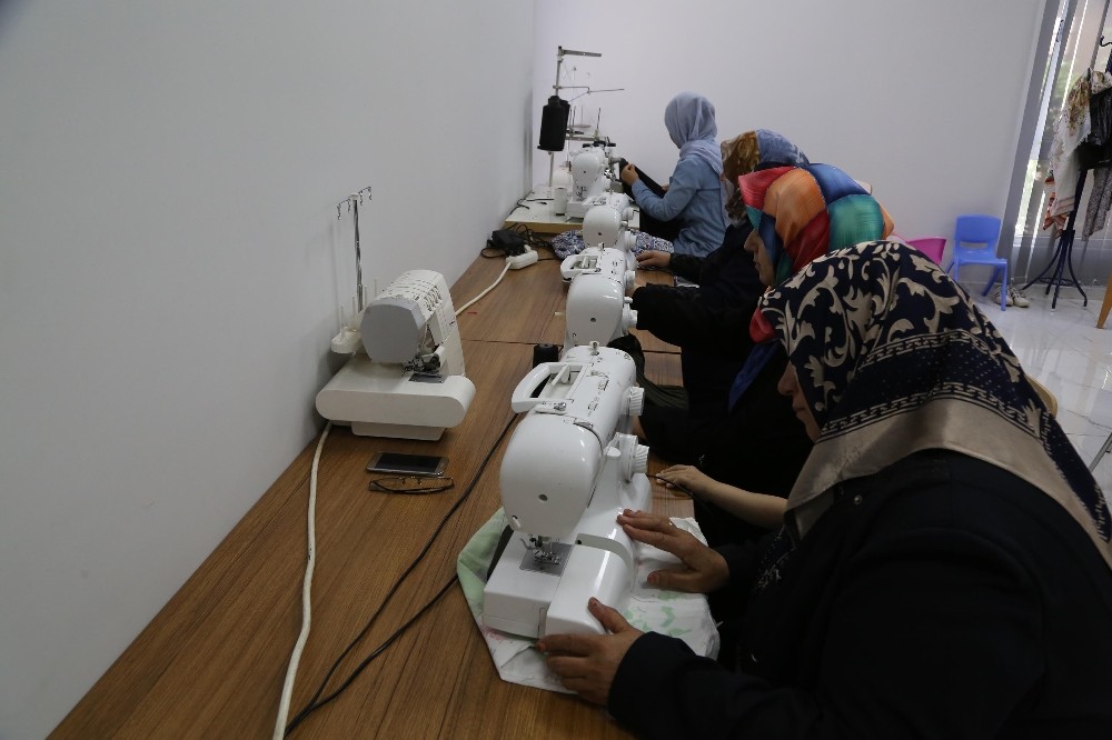 Kadınlar meslek öğreniyor 