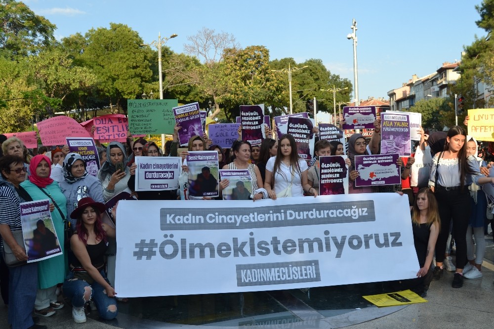 Kadınlar öldürülen Emine Bulut için Konya’da toplandı 