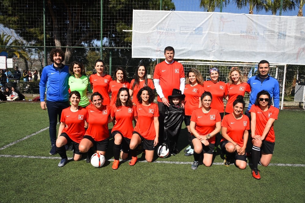 Kadınlar önce futbol oynadı, sonra halay çekip dans etti 