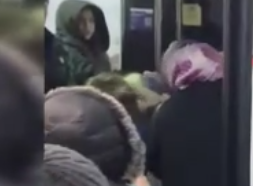 Kadınlar otobüste saç saça baş başa kavga etti! Erkekler bile zor ayırdı! Sebebi ise…