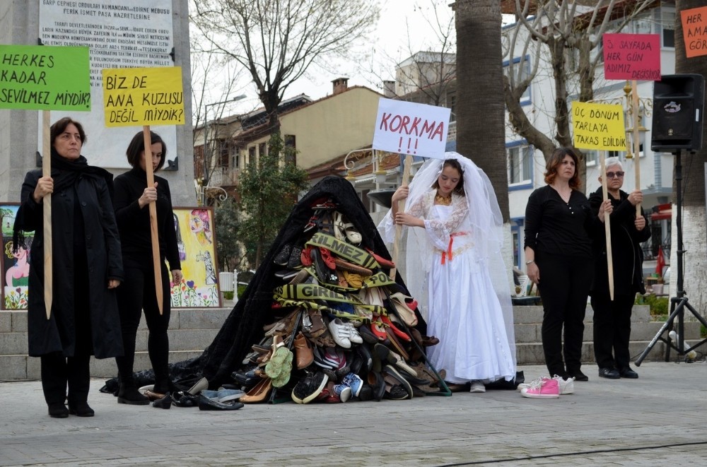 Kadınlar pembe yerine siyah kurdele ile alanlarda 