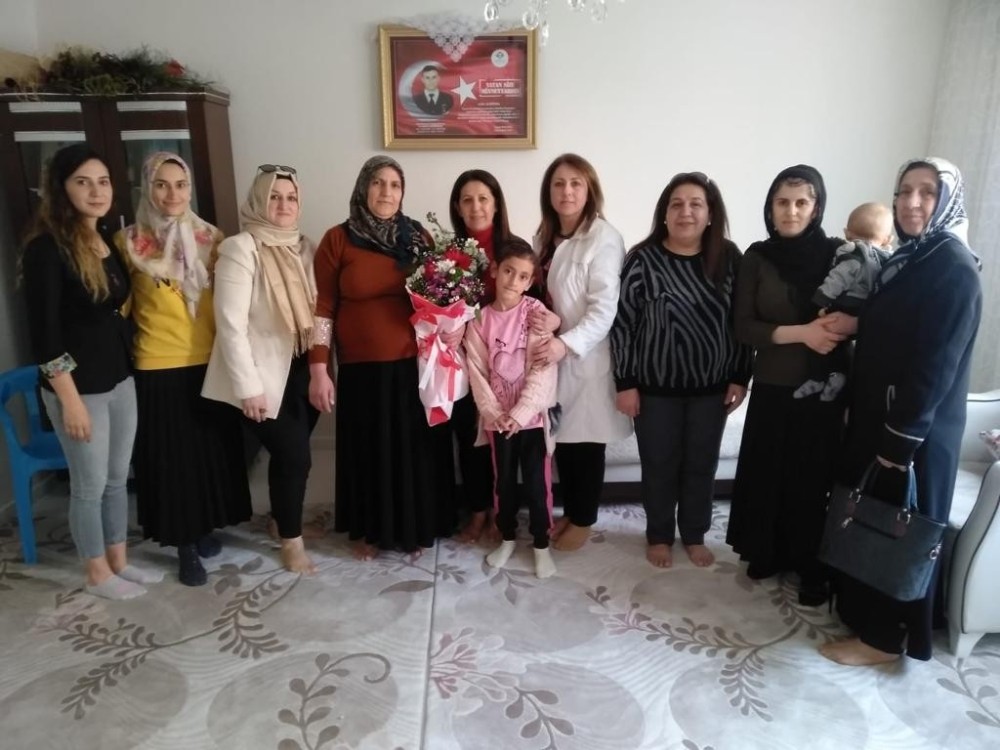 Kadınlar şehit annelerinin Kadınlar Günü’nü kutladı 