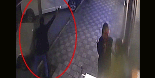 Kadınlar sözlü tartışmaya girdi, kocaları sokak ortasında çatıştı... O anlar kamerada