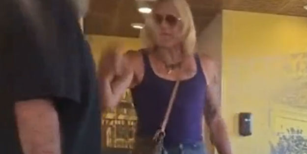 Kadınlar tuvaletine girmek isteyen LGBT’li karşısında babayı buldu