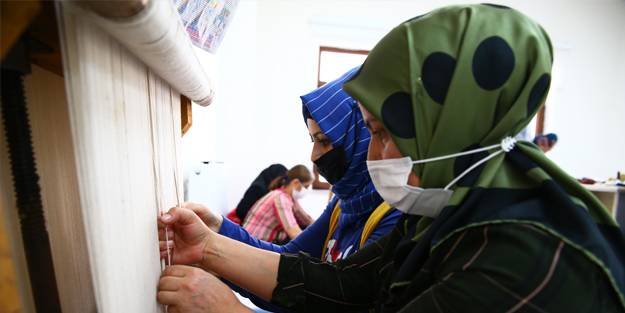 Kadınlar üretime katkı sunuyor