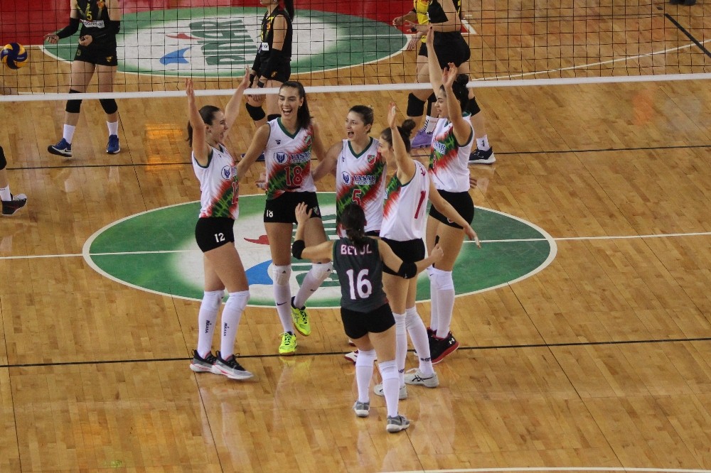 Kadınlar Voleybol 1. Ligi: Karşıyaka: 3 - Göztepe: 0 