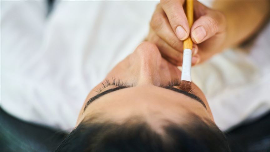 Kadınlara 'göz çevresine yönelik makyajlara ara verin' uyarısı