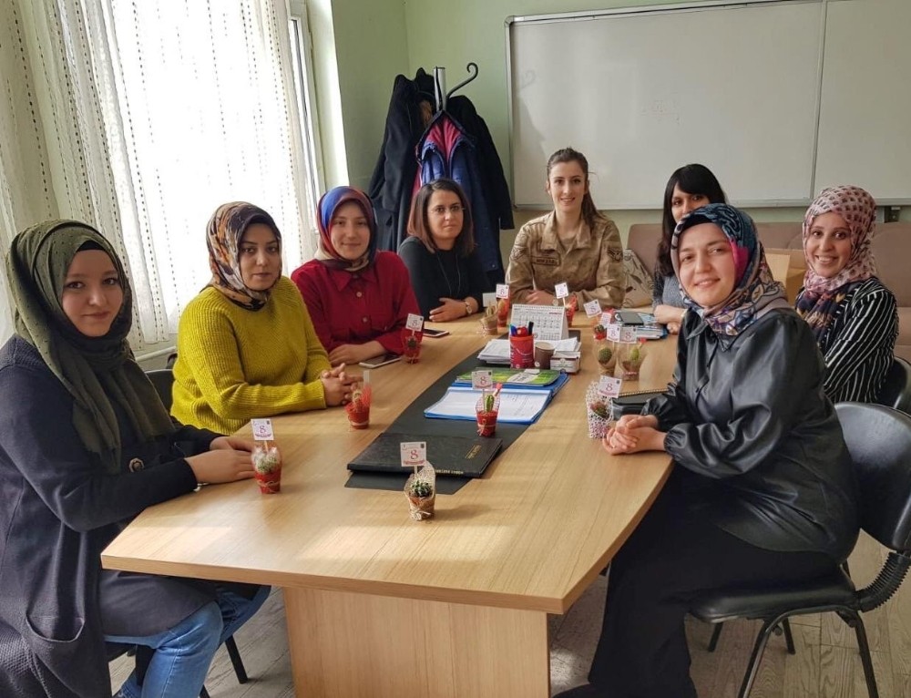Kadınlara gül yerine kaktüs hediye etti 