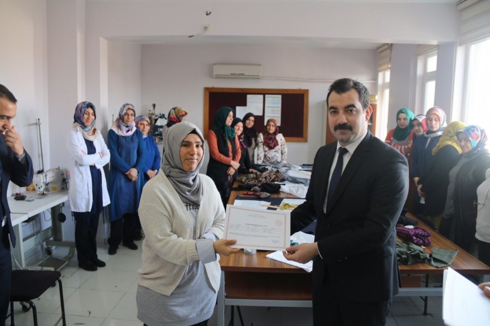 Kadınlara özel elbise dikimi eğitimi aldılar 