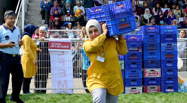 Kadınlardan domates kasası taşıma yarışması