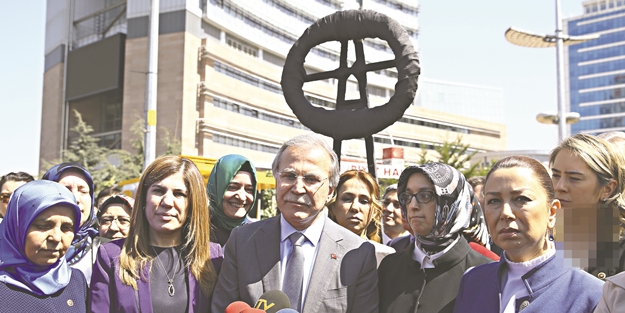 Kadınlardan siyah çelenk