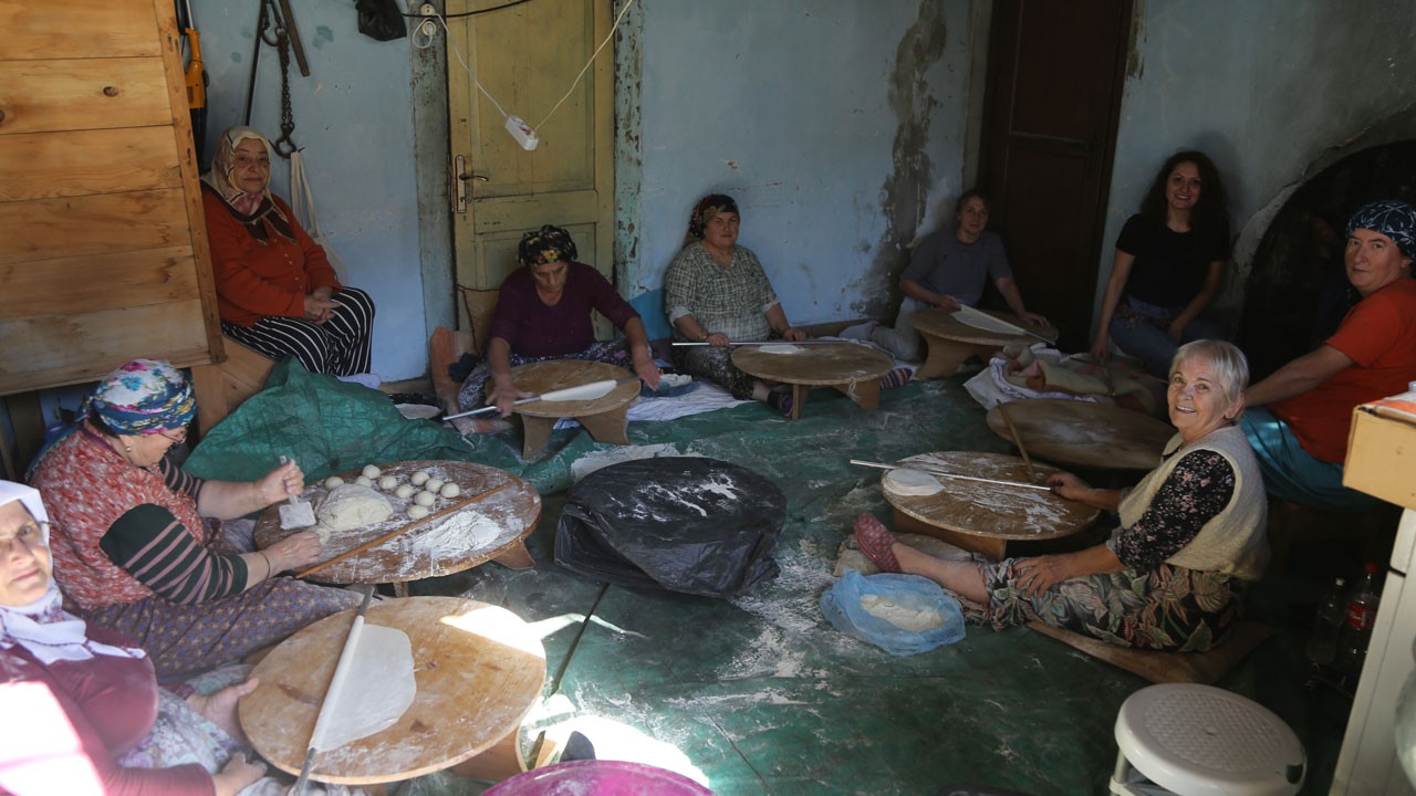 Kadınlardan şölen havasında kış hazırlığı