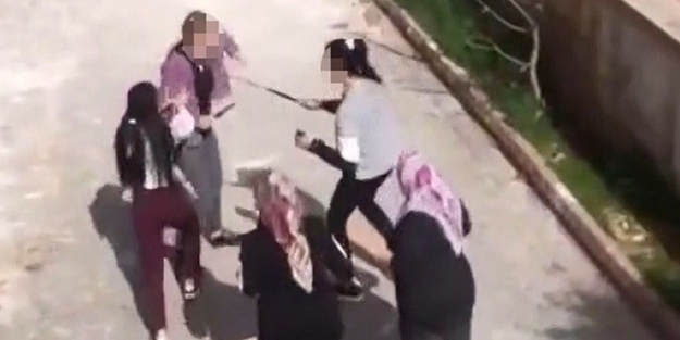 Kadınların bıçaklı sopalı kavgası! Rezil anlar böyle kaydedildi