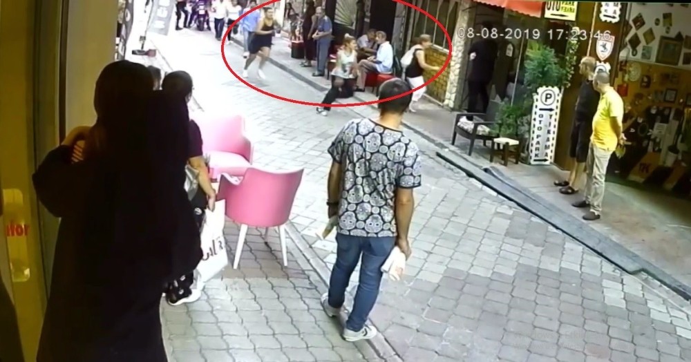 Kadınların cadde üzerindeki “eş” kavgası kamerada 