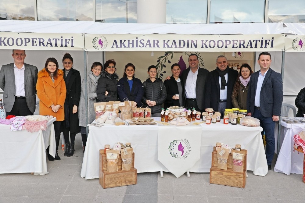 Kadınların el emekleri Akhisar’da satışa sunuldu 