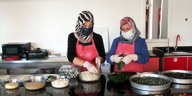 Kadınların elinden lor dolması