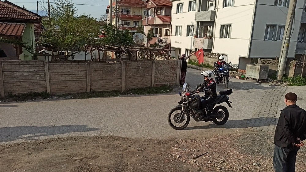 Kadınların kavgasını ayırmaya giden polisler pasta ile karşılaştı 