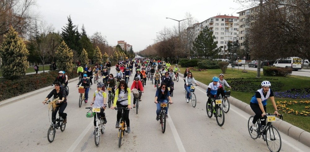 Kadınların özgürlüğü için pedal çevirdiler 