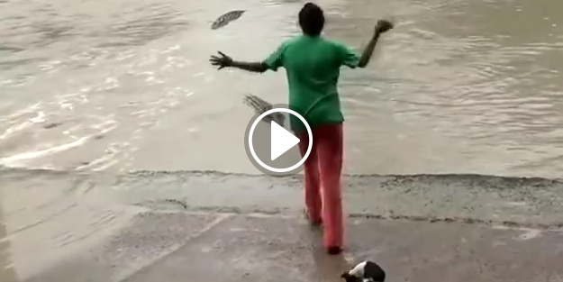 Kadınların silahı terlik, timsahı korkuttu!