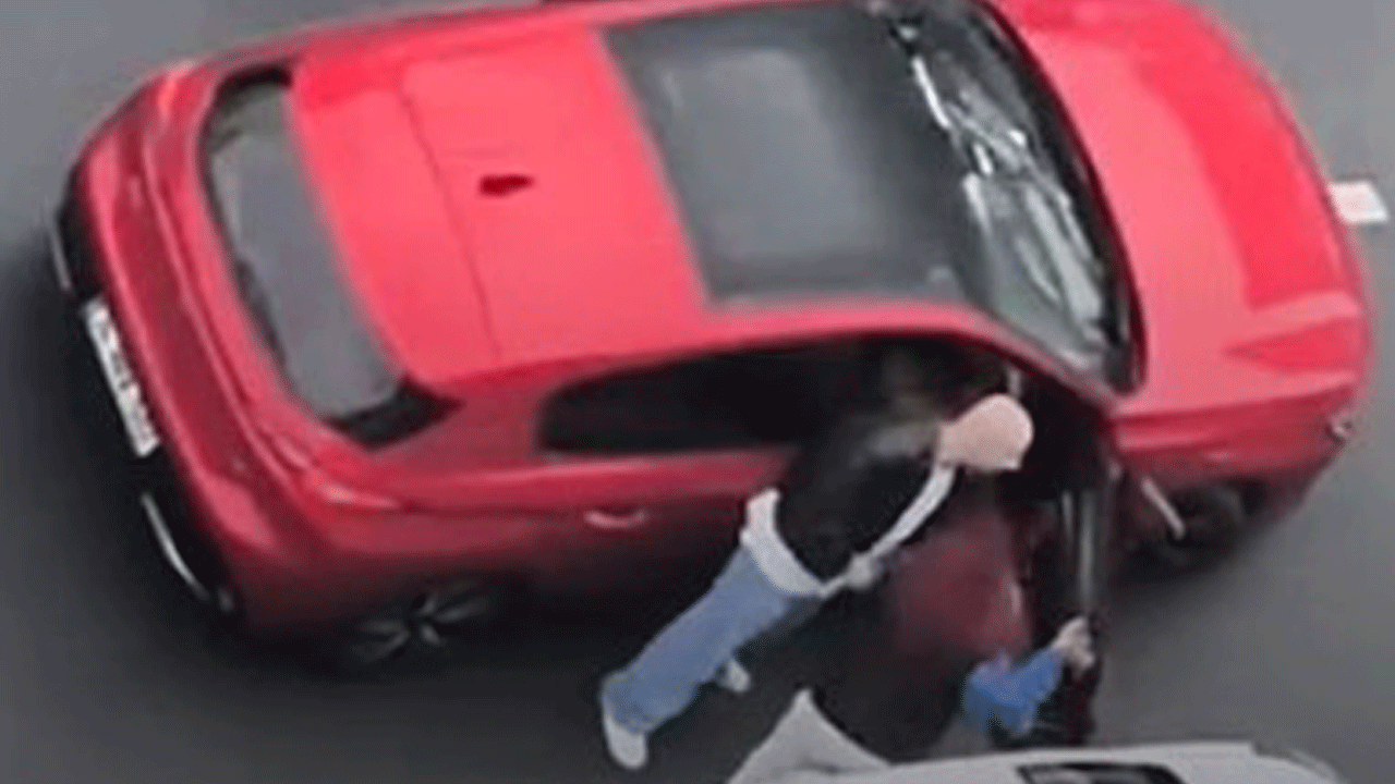 Kadınların yol verme kavgası kamerada!