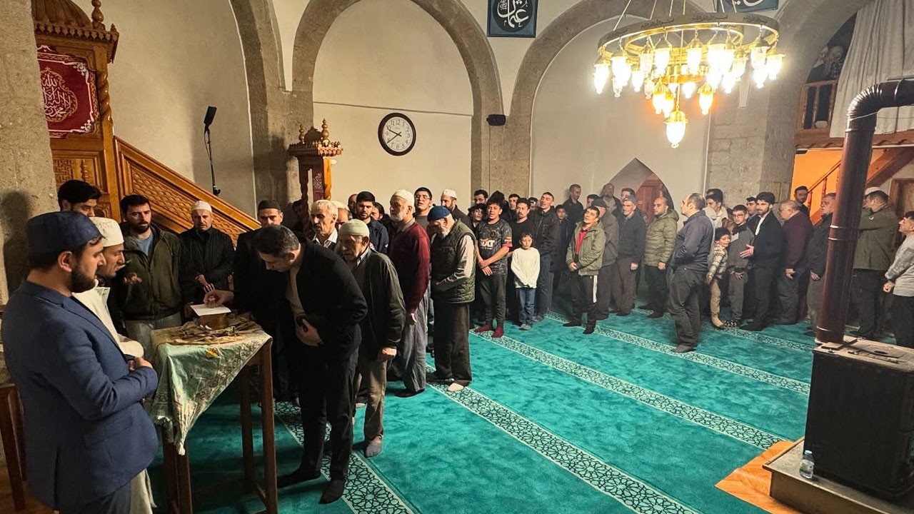 Kadir Gecesi gözyaşlarına karıştı: Sakal-ı Şerif'e yoğun ilgi