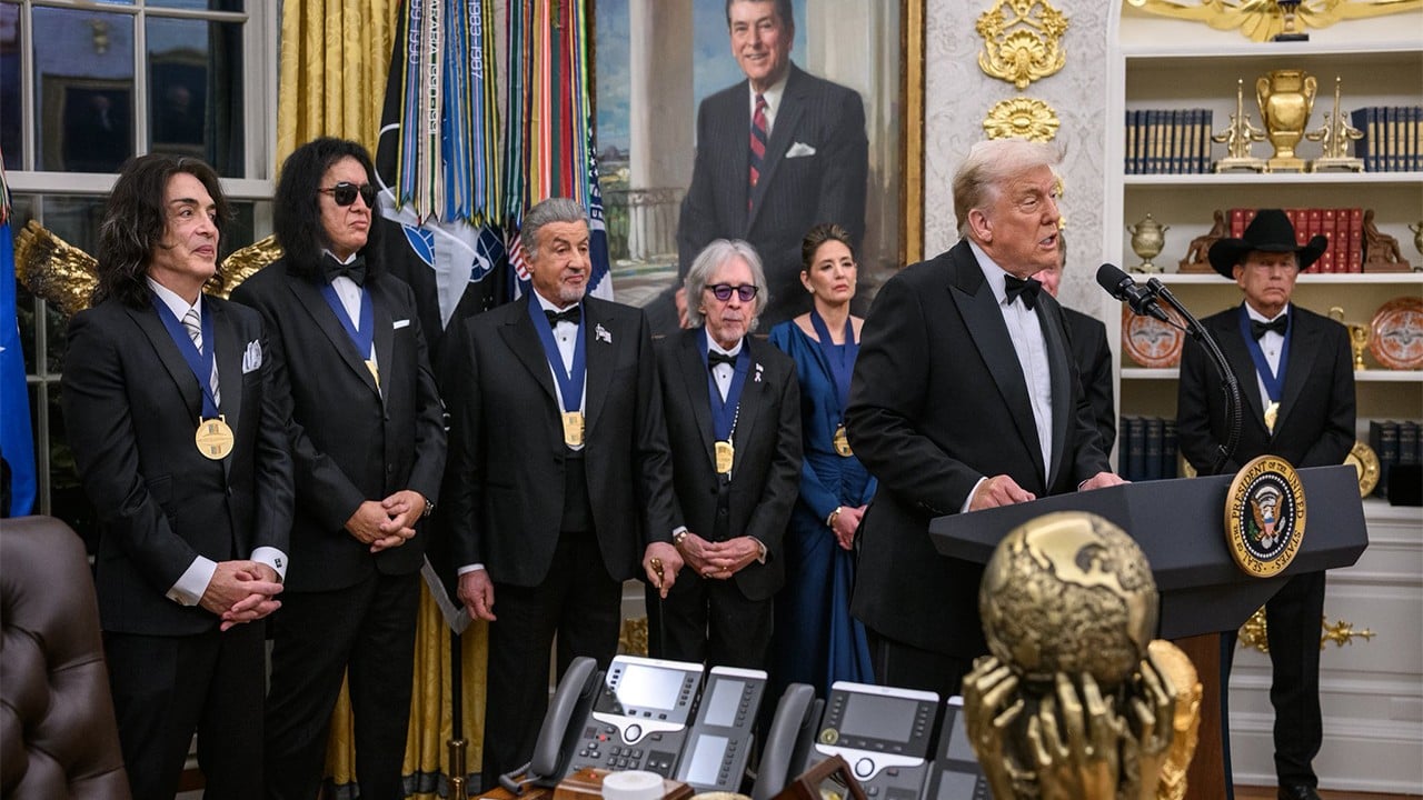 Kadro tamam film çevirmeye devam