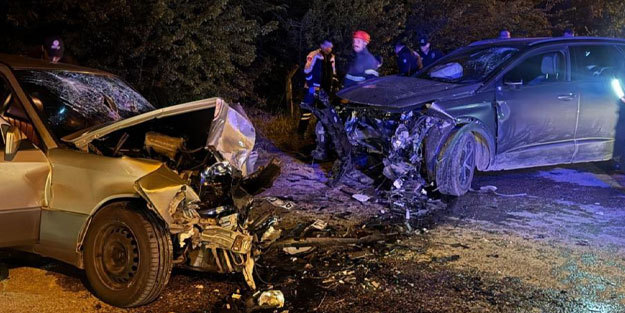 Kafa kafaya çarpışan araçlarda 7 kişi yaralandı