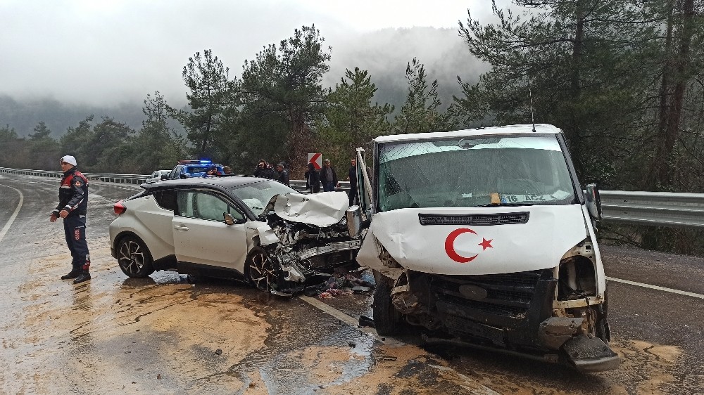 Kafa kafaya çarpıştılar: 5 yaralı 
