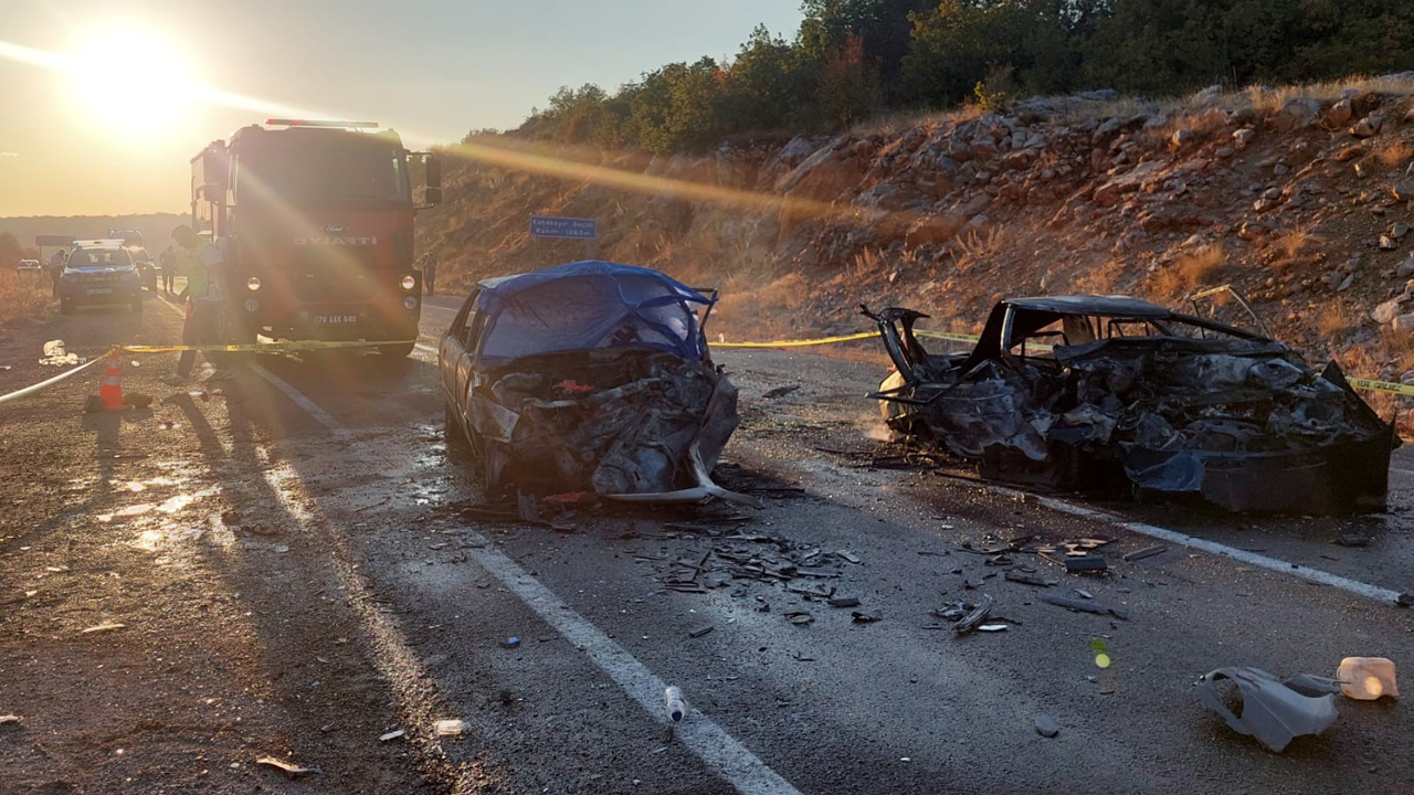 Kafa kafaya dehşet! Kaza sonrası araçta sıkışan 3 kişi yanarak öldü, 5 kişi yaralandı