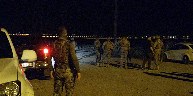 Kafalarını çıkardılar! Diyarbakır’da devriye gezen polis aracına silahlı saldırı