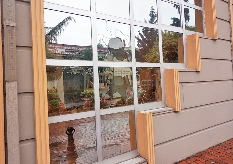 Kafası güzel olunca, bira şişesiyle belediyeyi bastı