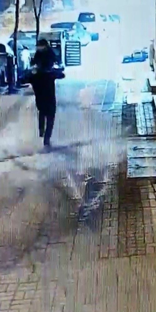 Kafasına çatıdan buz kütlesi düşen vatandaş hastanelik oldu 