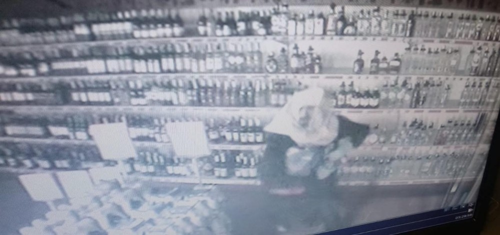 Kafasına çuval geçirip market soydu 