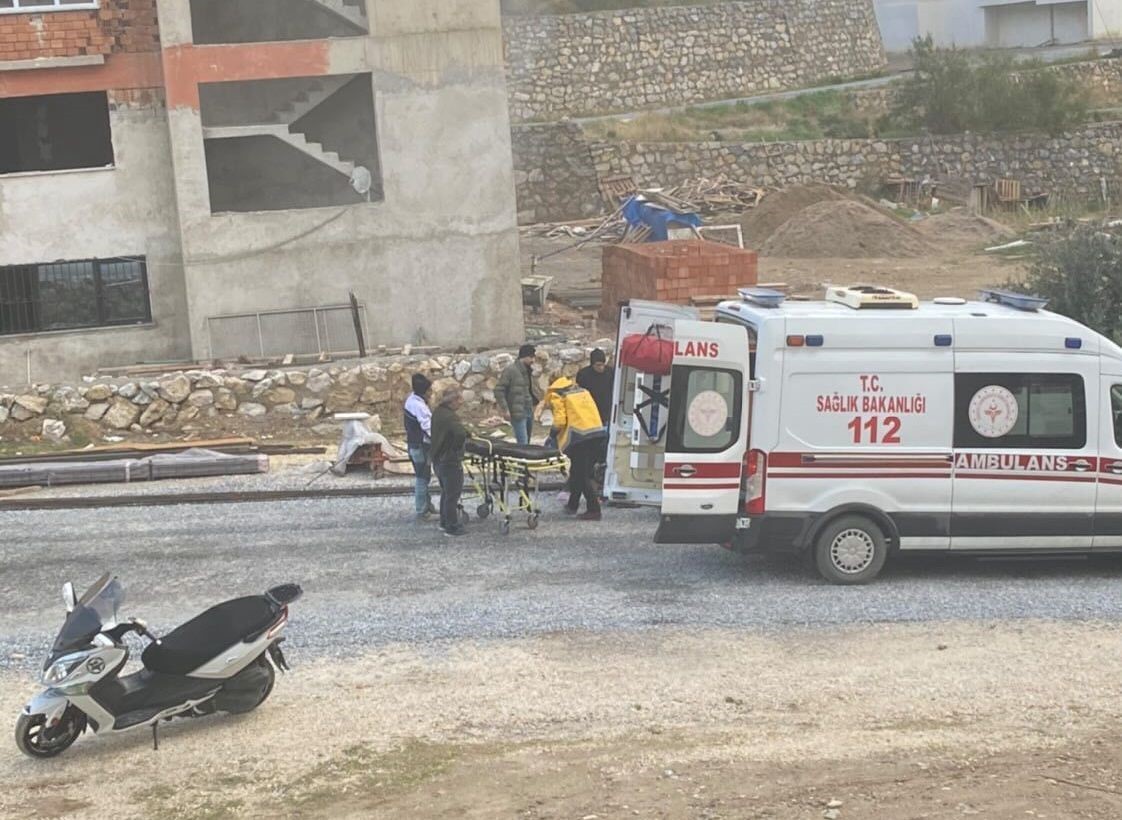 Kafasına onbeşinci kattan kalıp malzemesi düşen işçi hayatını kaybetti