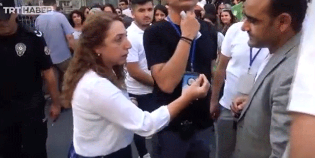 Kafasına pano düştü yine akıllanmadı! HDP'li Saliha'dan polise çirkin sözler