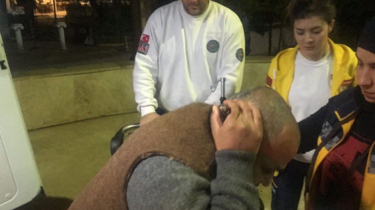 Kafasında bıçakla hastaneye zor yetişti