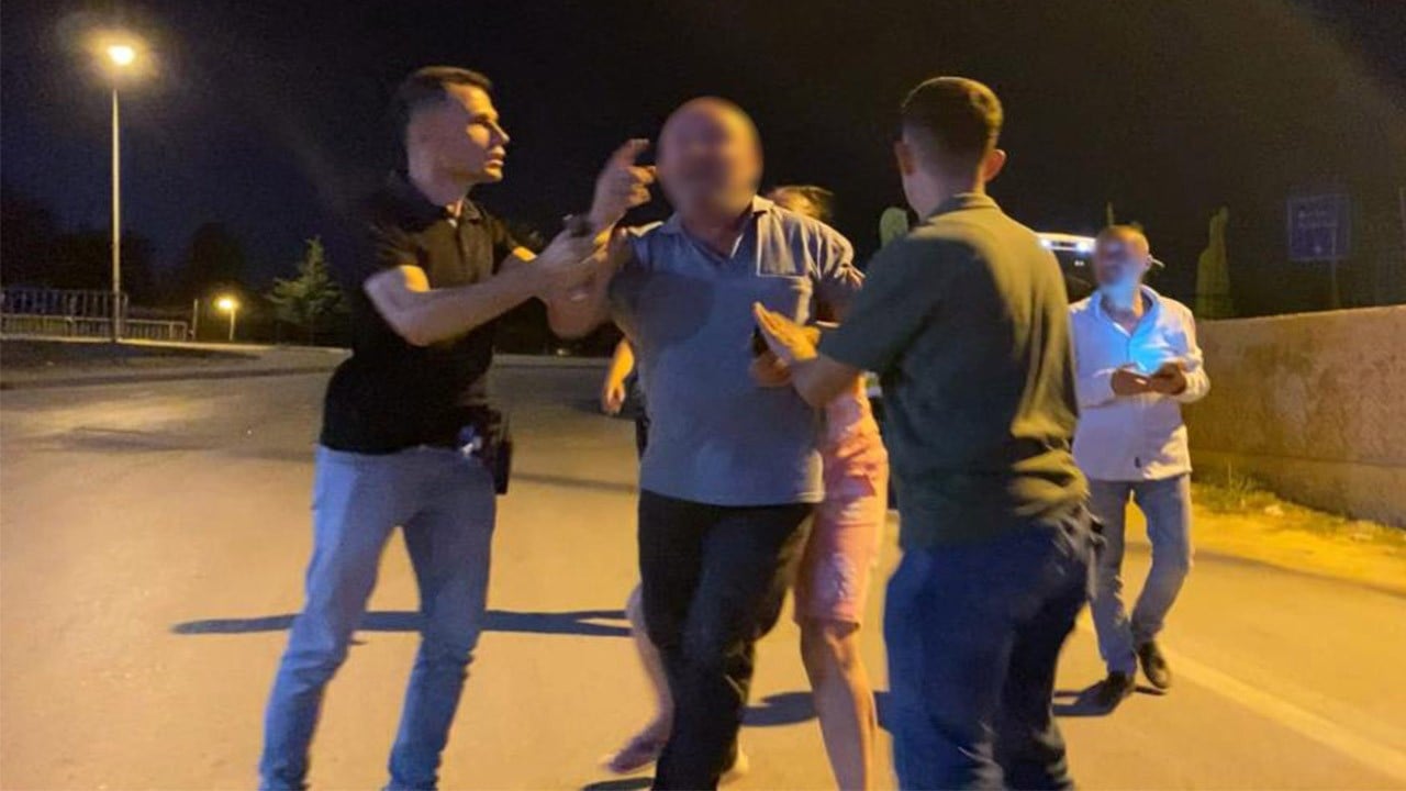 Kafayı çekip cezayı yiyince gazeteciye mermer fırlattı