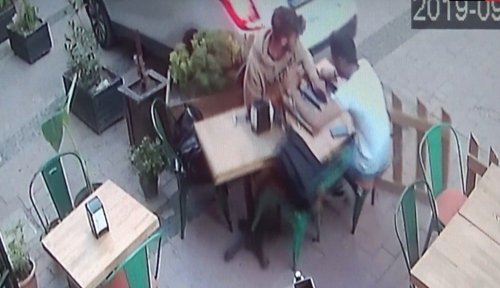 Kafede oturan iki gence araba böyle çarptı 