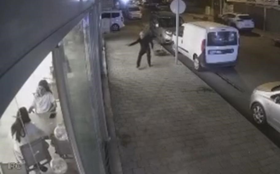 Kafede oturanlara kurşun yağdırdı