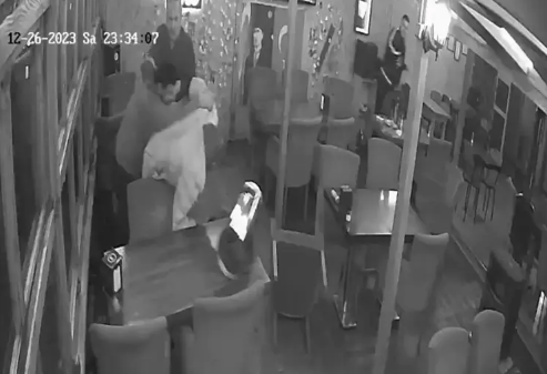 Kafede yüksek sesle konuşuyor diye öldürüldü!