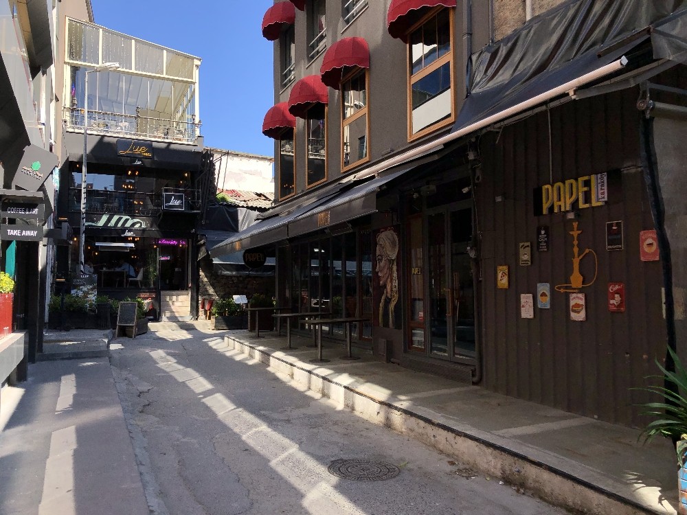 Kafeler kepenk indirdi, restoranlar açık 