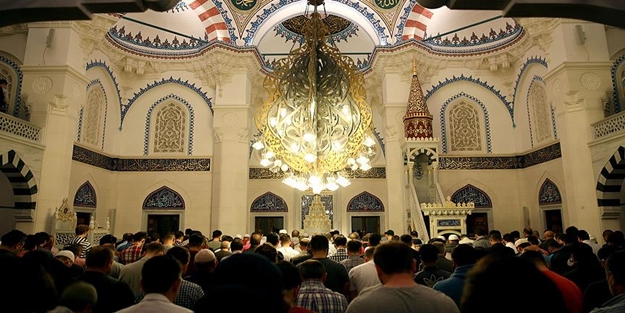 Kafirler! Almanya'da camiye çirkin saldırı