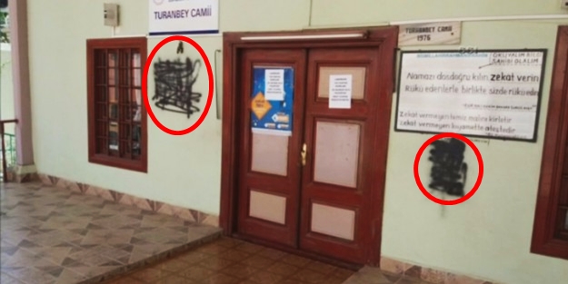 Kafirler! Balıkesir'de bir Camii duvarına haç ve terör örgütü işareti çizdiler