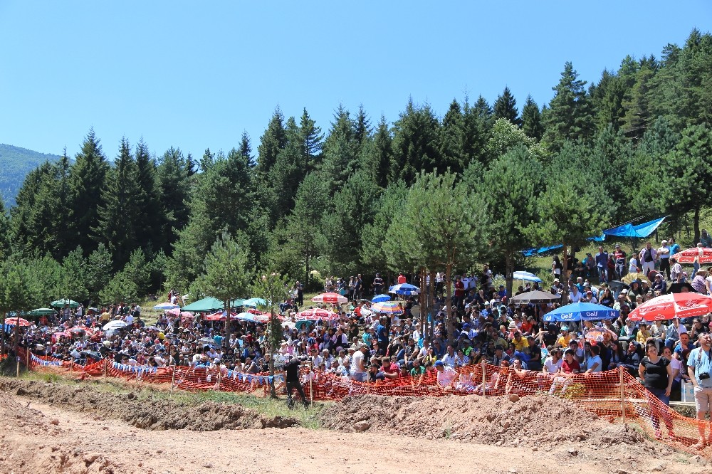 Kafkasör Yaylası’nda düzenlenen Off-Road yarışları nefes kesti 